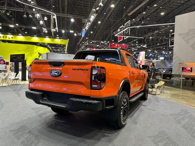 Xem thực tế Ford Ranger Wildtrak 2026 trước khi b&aacute;n tại Việt Nam: Thiết kế tinh chỉnh nhẹ, động cơ mới, cấu h&igrave;nh dễ rẻ hơn trước, th&ecirc;m cạnh tranh Hilux- Ảnh 10.