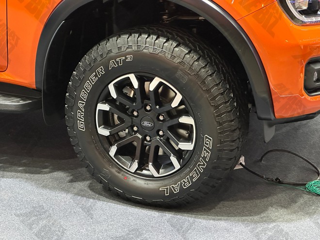 Xem thực tế Ford Ranger Wildtrak 2026 trước khi b&aacute;n tại Việt Nam: Thiết kế tinh chỉnh nhẹ, động cơ mới, cấu h&igrave;nh dễ rẻ hơn trước, th&ecirc;m cạnh tranh Hilux- Ảnh 12.