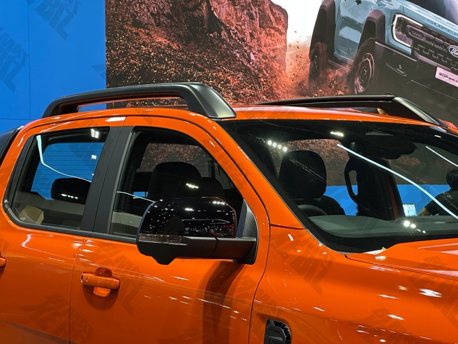 Xem thực tế Ford Ranger Wildtrak 2026 trước khi b&aacute;n tại Việt Nam: Thiết kế tinh chỉnh nhẹ, động cơ mới, cấu h&igrave;nh dễ rẻ hơn trước, th&ecirc;m cạnh tranh Hilux- Ảnh 13.