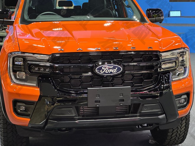 Xem thực tế Ford Ranger Wildtrak 2026 trước khi b&aacute;n tại Việt Nam: Thiết kế tinh chỉnh nhẹ, động cơ mới, cấu h&igrave;nh dễ rẻ hơn trước, th&ecirc;m cạnh tranh Hilux- Ảnh 11.