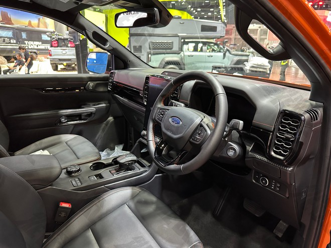Xem thực tế Ford Ranger Wildtrak 2026 trước khi b&aacute;n tại Việt Nam: Thiết kế tinh chỉnh nhẹ, động cơ mới, cấu h&igrave;nh dễ rẻ hơn trước, th&ecirc;m cạnh tranh Hilux- Ảnh 14.