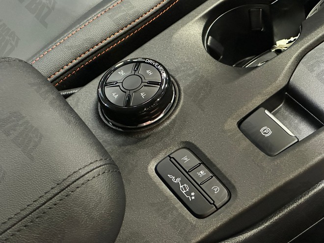 Xem thực tế Ford Ranger Wildtrak 2026 trước khi b&aacute;n tại Việt Nam: Thiết kế tinh chỉnh nhẹ, động cơ mới, cấu h&igrave;nh dễ rẻ hơn trước, th&ecirc;m cạnh tranh Hilux- Ảnh 16.