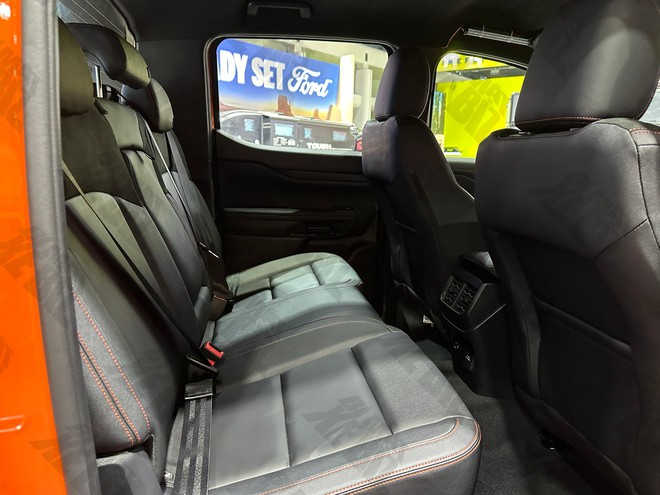 Xem thực tế Ford Ranger Wildtrak 2026 trước khi b&aacute;n tại Việt Nam: Thiết kế tinh chỉnh nhẹ, động cơ mới, cấu h&igrave;nh dễ rẻ hơn trước, th&ecirc;m cạnh tranh Hilux- Ảnh 15.