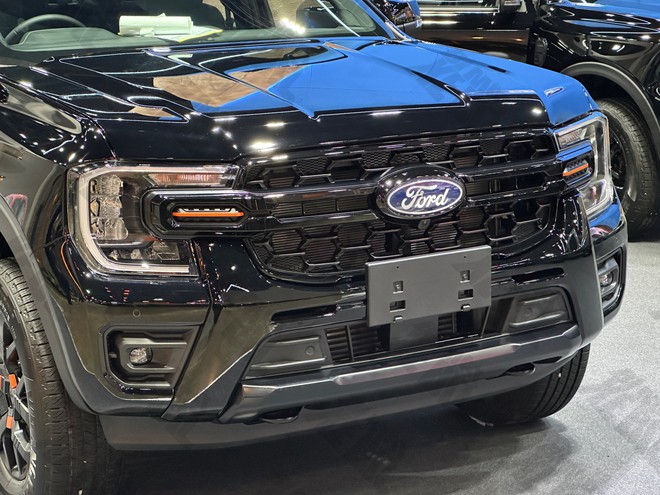 Xem thực tế Ford Ranger Wildtrak 2026 trước khi b&aacute;n tại Việt Nam: Thiết kế tinh chỉnh nhẹ, động cơ mới, cấu h&igrave;nh dễ rẻ hơn trước, th&ecirc;m cạnh tranh Hilux- Ảnh 7.