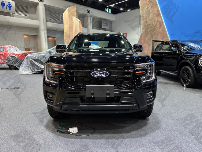 Xem thực tế Ford Ranger Wildtrak 2026 trước khi b&aacute;n tại Việt Nam: Thiết kế tinh chỉnh nhẹ, động cơ mới, cấu h&igrave;nh dễ rẻ hơn trước, th&ecirc;m cạnh tranh Hilux- Ảnh 4.