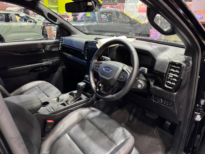 Xem thực tế Ford Ranger Wildtrak 2026 trước khi b&aacute;n tại Việt Nam: Thiết kế tinh chỉnh nhẹ, động cơ mới, cấu h&igrave;nh dễ rẻ hơn trước, th&ecirc;m cạnh tranh Hilux- Ảnh 2.