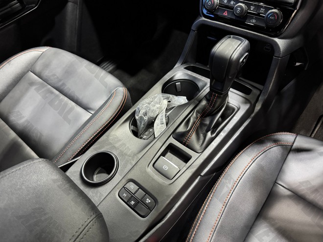 Xem thực tế Ford Ranger Wildtrak 2026 trước khi b&aacute;n tại Việt Nam: Thiết kế tinh chỉnh nhẹ, động cơ mới, cấu h&igrave;nh dễ rẻ hơn trước, th&ecirc;m cạnh tranh Hilux- Ảnh 3.