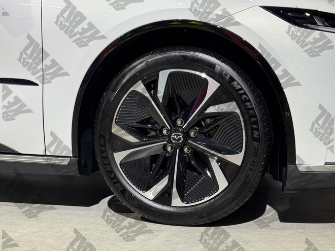 Ngắm Mazda 6e thuần điện: Sạc đầy đi 600 km, kh&oacute; t&igrave;m được đối thủ khi về Việt Nam- Ảnh 11.