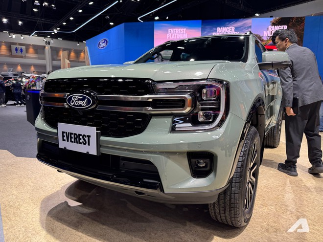 Xem thực tế Ford Everest Platinum 2026 gi&aacute; quy đổi hơn 1,4 tỷ đồng: Diện mạo thể thao hơn, động cơ mới dễ &aacute;p dụng cho cả Việt Nam- Ảnh 4.