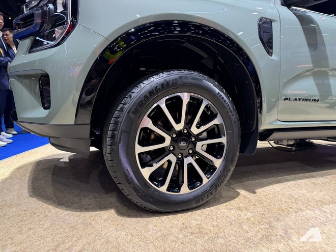 Xem thực tế Ford Everest Platinum 2026 gi&aacute; quy đổi hơn 1,4 tỷ đồng: Diện mạo thể thao hơn, động cơ mới dễ &aacute;p dụng cho cả Việt Nam- Ảnh 7.
