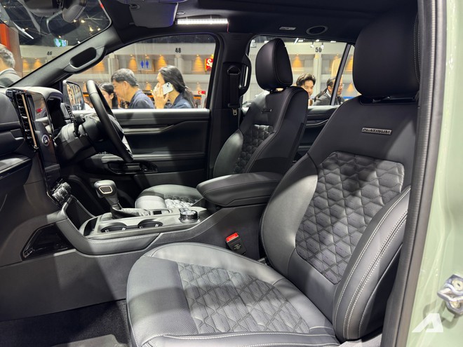 Xem thực tế Ford Everest Platinum 2026 gi&aacute; quy đổi hơn 1,4 tỷ đồng: Diện mạo thể thao hơn, động cơ mới dễ &aacute;p dụng cho cả Việt Nam- Ảnh 10.