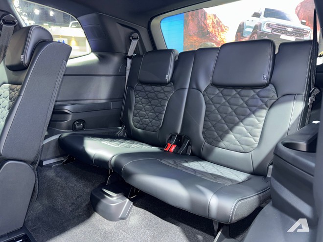 Xem thực tế Ford Everest Platinum 2026 gi&aacute; quy đổi hơn 1,4 tỷ đồng: Diện mạo thể thao hơn, động cơ mới dễ &aacute;p dụng cho cả Việt Nam- Ảnh 12.