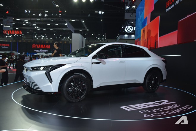 Ảnh thực tế Honda e:N2 giá quy đổi từ hơn 1,1 tỷ đồng: Ngang cỡ CR-V, dáng chất chơi kiểu Peugeot 408, chạy 530km/sạc- Ảnh 2. Ảnh thực tế Honda e:N2 giá quy đổi từ hơn 1,1 tỷ đồng: Ngang cỡ CR-V, dáng chất chơi kiểu Peugeot 408, chạy 530km/sạc- Ảnh 2.
