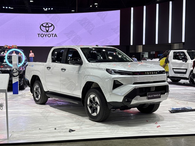 Cận cảnh Toyota Hilux điện tại BIMS 2026: Không còn 'nghèo' trang bị, màn hình như xe sang, sẵn sàng đấu sòng phẳng với Ranger về công nghệ- Ảnh 7. Cận cảnh Toyota Hilux điện tại BIMS 2026: Không còn 'nghèo' trang bị, màn hình như xe sang, sẵn sàng đấu sòng phẳng với Ranger về công nghệ- Ảnh 7.