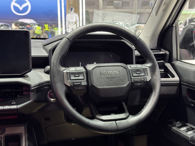 Cận cảnh Toyota Hilux điện tại BIMS 2026: Không còn 'nghèo' trang bị, màn hình như xe sang, sẵn sàng đấu sòng phẳng với Ranger về công nghệ- Ảnh 16. Cận cảnh Toyota Hilux điện tại BIMS 2026: Không còn 'nghèo' trang bị, màn hình như xe sang, sẵn sàng đấu sòng phẳng với Ranger về công nghệ- Ảnh 16.