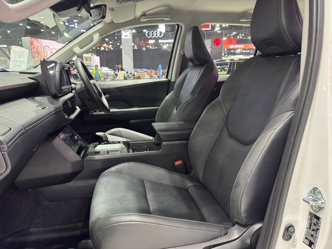 Cận cảnh Toyota Hilux điện tại BIMS 2026: Không còn 'nghèo' trang bị, màn hình như xe sang, sẵn sàng đấu sòng phẳng với Ranger về công nghệ- Ảnh 12. Cận cảnh Toyota Hilux điện tại BIMS 2026: Không còn 'nghèo' trang bị, màn hình như xe sang, sẵn sàng đấu sòng phẳng với Ranger về công nghệ- Ảnh 12.