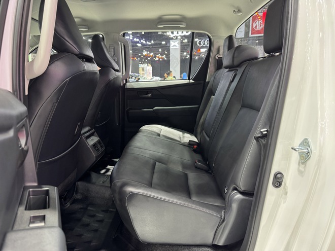 Cận cảnh Toyota Hilux điện tại BIMS 2026: Không còn 'nghèo' trang bị, màn hình như xe sang, sẵn sàng đấu sòng phẳng với Ranger về công nghệ- Ảnh 13. Cận cảnh Toyota Hilux điện tại BIMS 2026: Không còn 'nghèo' trang bị, màn hình như xe sang, sẵn sàng đấu sòng phẳng với Ranger về công nghệ- Ảnh 13.