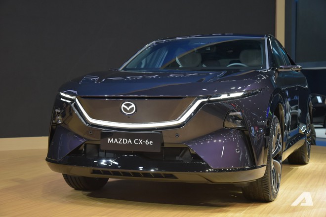 Xem Mazda CX-6e ngo&agrave;i đời thực: Bề thế hơn CX-5, thiết kế b&oacute;ng bẩy với 3 m&agrave;n h&igrave;nh si&ecirc;u lớn, chạy tới 600km/sạc- Ảnh 3.