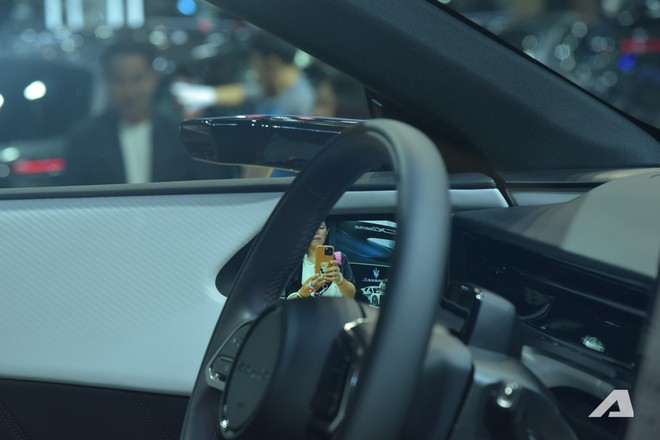 Xem Mazda CX-6e ngo&agrave;i đời thực: Bề thế hơn CX-5, thiết kế b&oacute;ng bẩy với 3 m&agrave;n h&igrave;nh si&ecirc;u lớn, chạy tới 600km/sạc- Ảnh 9.