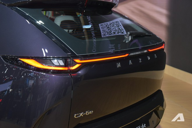 Xem Mazda CX-6e ngo&agrave;i đời thực: Bề thế hơn CX-5, thiết kế b&oacute;ng bẩy với 3 m&agrave;n h&igrave;nh si&ecirc;u lớn, chạy tới 600km/sạc- Ảnh 5.