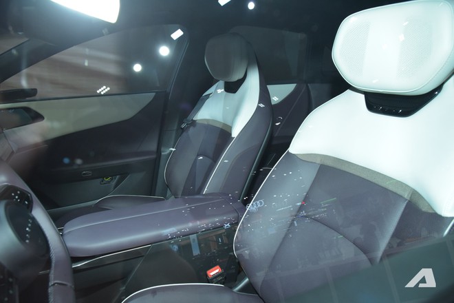 Xem Mazda CX-6e ngo&agrave;i đời thực: Bề thế hơn CX-5, thiết kế b&oacute;ng bẩy với 3 m&agrave;n h&igrave;nh si&ecirc;u lớn, chạy tới 600km/sạc- Ảnh 10.