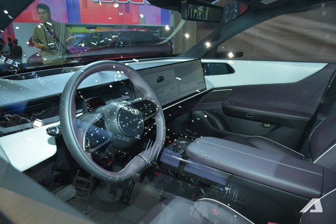 Xem Mazda CX-6e ngo&agrave;i đời thực: Bề thế hơn CX-5, thiết kế b&oacute;ng bẩy với 3 m&agrave;n h&igrave;nh si&ecirc;u lớn, chạy tới 600km/sạc- Ảnh 8.