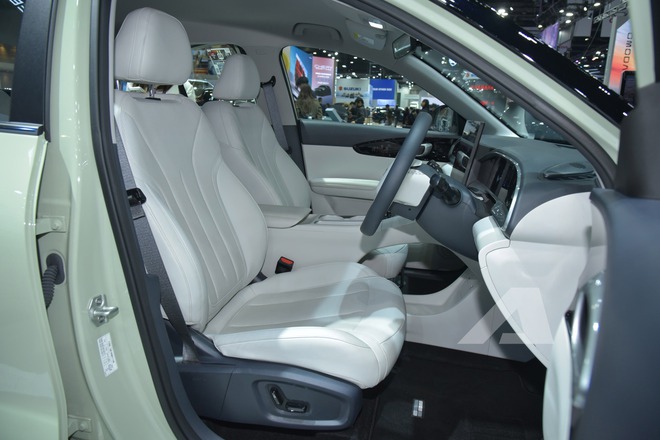 Soi chi tiết Geely EX2 trước giờ ra mắt Việt Nam: M&agrave;n h&igrave;nh 14,6 inch, ADAS đầy đủ, chạy H&agrave; Nội - H&agrave; Tĩnh chỉ trong 1 lần sạc- Ảnh 4.