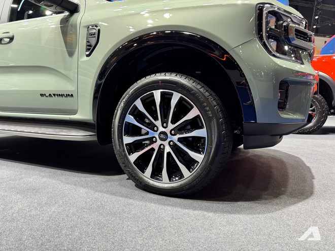 Xem thực tế Ford Everest Platinum 2026 gi&aacute; quy đổi hơn 1,4 tỷ đồng: Diện mạo thể thao hơn, động cơ mới dễ &aacute;p dụng cho cả Việt Nam- Ảnh 6.