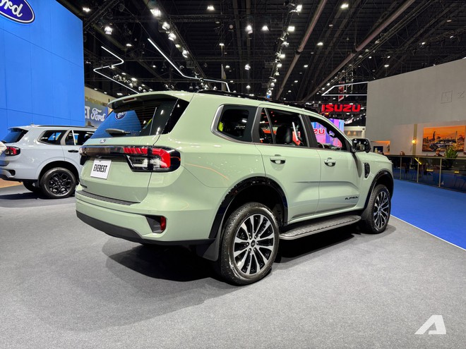 Xem thực tế Ford Everest Platinum 2026 gi&aacute; quy đổi hơn 1,4 tỷ đồng: Diện mạo thể thao hơn, động cơ mới dễ &aacute;p dụng cho cả Việt Nam- Ảnh 3.