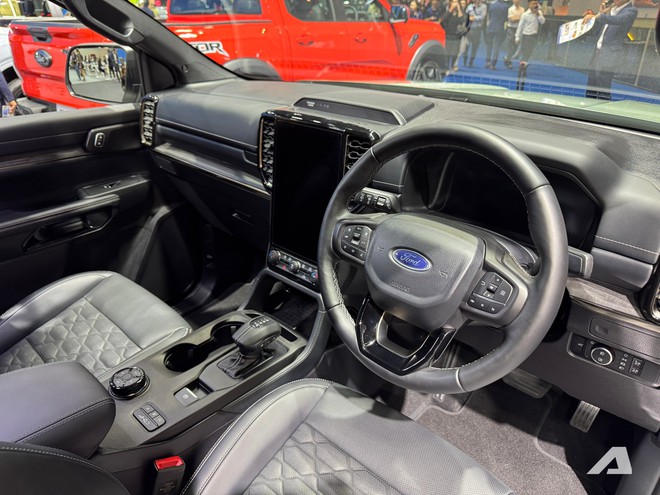 Xem thực tế Ford Everest Platinum 2026 gi&aacute; quy đổi hơn 1,4 tỷ đồng: Diện mạo thể thao hơn, động cơ mới dễ &aacute;p dụng cho cả Việt Nam- Ảnh 8.