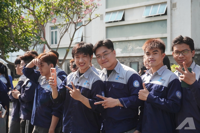 Người d&acirc;n v&acirc;y k&iacute;n d&agrave;n xe của &ocirc;ng Đặng L&ecirc; Nguy&ecirc;n Vũ: &lsquo;Lần đầu em được thấy nhiều Rolls-Royce, Range Rover, kh&ocirc;ng ngờ ch&uacute;ng to đến vậy&rsquo;- Ảnh 6.