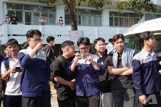 Người d&acirc;n v&acirc;y k&iacute;n d&agrave;n xe của &ocirc;ng Đặng L&ecirc; Nguy&ecirc;n Vũ: &lsquo;Lần đầu em được thấy nhiều Rolls-Royce, Range Rover, kh&ocirc;ng ngờ ch&uacute;ng to đến vậy&rsquo;- Ảnh 7.