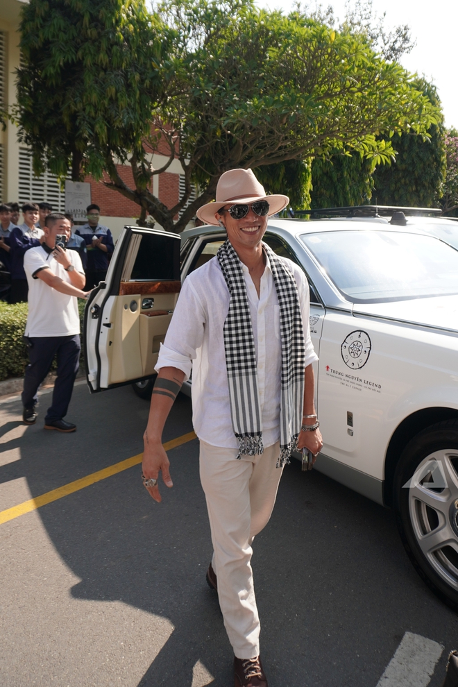 Người d&acirc;n v&acirc;y k&iacute;n d&agrave;n xe của &ocirc;ng Đặng L&ecirc; Nguy&ecirc;n Vũ: &lsquo;Lần đầu em được thấy nhiều Rolls-Royce, Range Rover, kh&ocirc;ng ngờ ch&uacute;ng to đến vậy&rsquo;- Ảnh 15.