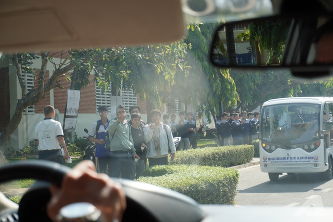 Người d&acirc;n v&acirc;y k&iacute;n d&agrave;n xe của &ocirc;ng Đặng L&ecirc; Nguy&ecirc;n Vũ: &lsquo;Lần đầu em được thấy nhiều Rolls-Royce, Range Rover, kh&ocirc;ng ngờ ch&uacute;ng to đến vậy&rsquo;- Ảnh 2.