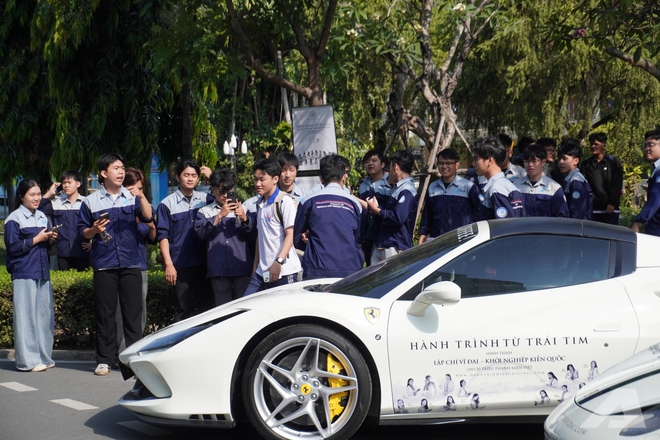 Người d&acirc;n v&acirc;y k&iacute;n d&agrave;n xe của &ocirc;ng Đặng L&ecirc; Nguy&ecirc;n Vũ: &lsquo;Lần đầu em được thấy nhiều Rolls-Royce, Range Rover, kh&ocirc;ng ngờ ch&uacute;ng to đến vậy&rsquo;- Ảnh 5.