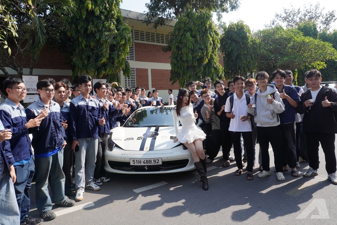 Người d&acirc;n v&acirc;y k&iacute;n d&agrave;n xe của &ocirc;ng Đặng L&ecirc; Nguy&ecirc;n Vũ: &lsquo;Lần đầu em được thấy nhiều Rolls-Royce, Range Rover, kh&ocirc;ng ngờ ch&uacute;ng to đến vậy&rsquo;- Ảnh 12.