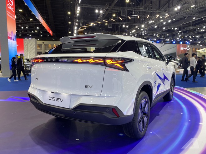 Omoda C5 EV 2026 tr&igrave;nh l&agrave;ng: 211 m&atilde; lực, m&agrave;n 24,6inch, 30 ph&uacute;t cắm điện l&agrave; c&oacute; thể chạy H&agrave; Nội - Sầm Sơn rồi trở về mới cần sạc- Ảnh 11.