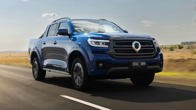 Người Việt mua Ranger nhiều hơn Hilux, song CEO Ford đ&iacute;ch th&acirc;n l&aacute;i thử xe Toyota để cải tiến Ranger, c&ograve;n chọn mẫu kh&ocirc;ng ai ngờ- Ảnh 4.