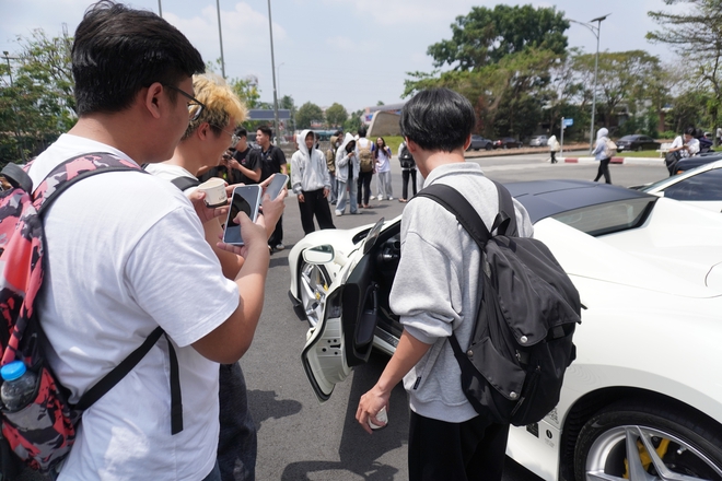 Hành trình Từ Trái Tim: Dàn mỹ nhân Kỳ Duyên, Hoàng Yến Chibi hội tụ, sinh viên mãn nhãn cùng siêu xe- Ảnh 11. Hành trình Từ Trái Tim: Dàn mỹ nhân Kỳ Duyên, Hoàng Yến Chibi hội tụ, sinh viên mãn nhãn cùng siêu xe- Ảnh 11.