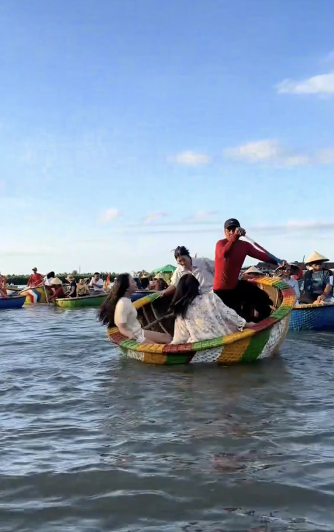 Kh&aacute;ch T&acirc;y chấp nhận trả 200k để được xoay như chong ch&oacute;ng giữa bờ s&ocirc;ng Việt- Ảnh 3.