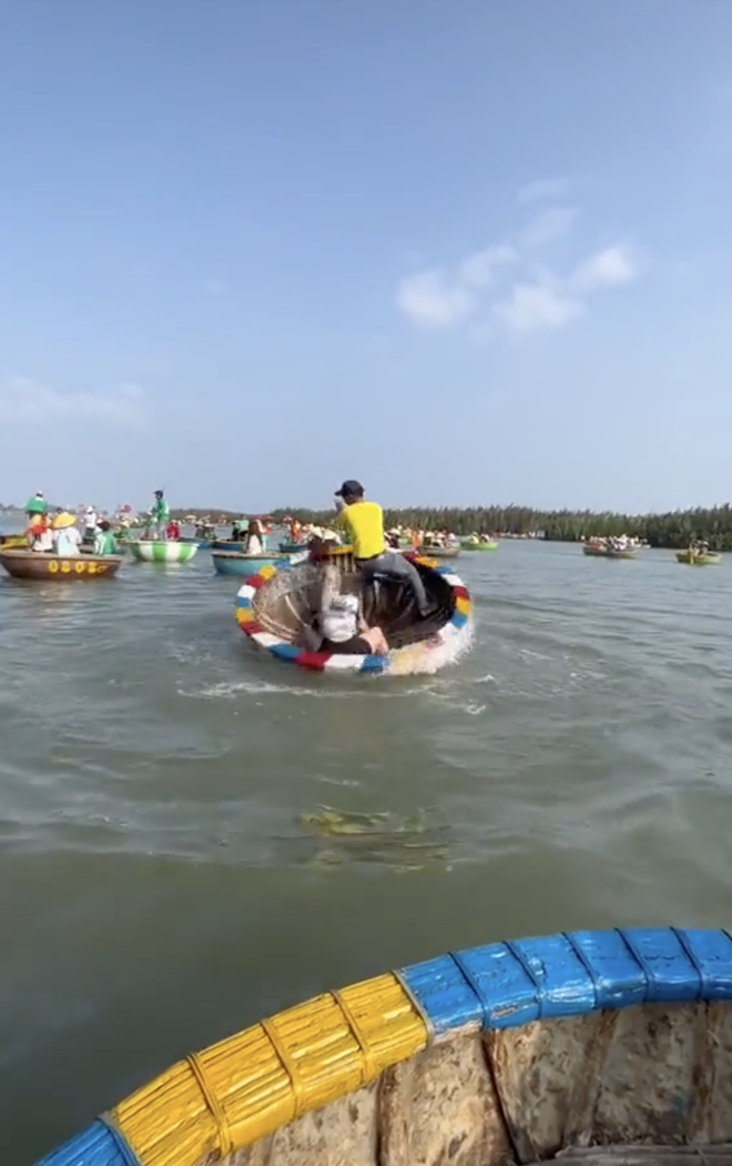 Kh&aacute;ch T&acirc;y chấp nhận trả 200k để được xoay như chong ch&oacute;ng giữa bờ s&ocirc;ng Việt- Ảnh 2.
