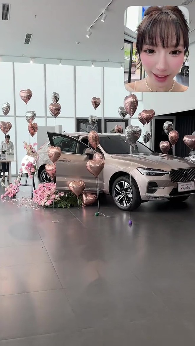 Được bố mẹ tặng ô tô hơn 2 tỷ vì đạt 2 triệu follower, cô gái Hà Nội chi thêm 14 triệu mua hoa tươi decor lễ nhận xe- Ảnh 2. Được bố mẹ tặng ô tô hơn 2 tỷ vì đạt 2 triệu follower, cô gái Hà Nội chi thêm 14 triệu mua hoa tươi decor lễ nhận xe- Ảnh 2.