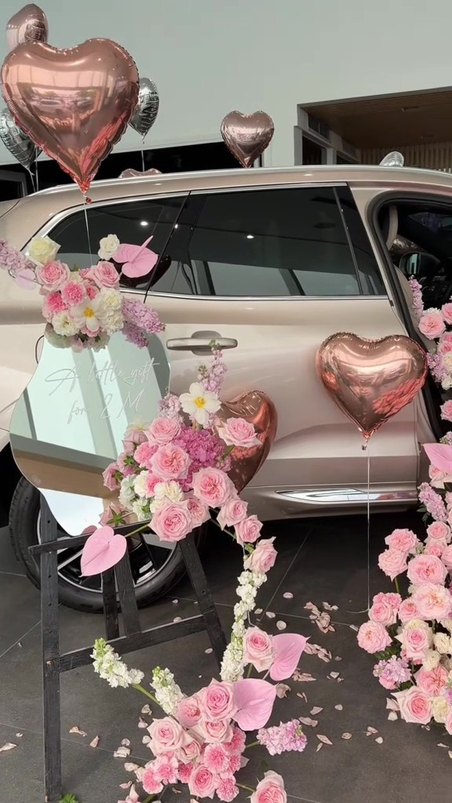 Được bố mẹ tặng ô tô hơn 2 tỷ vì đạt 2 triệu follower, cô gái Hà Nội chi thêm 14 triệu mua hoa tươi decor lễ nhận xe- Ảnh 4. Được bố mẹ tặng ô tô hơn 2 tỷ vì đạt 2 triệu follower, cô gái Hà Nội chi thêm 14 triệu mua hoa tươi decor lễ nhận xe- Ảnh 4.