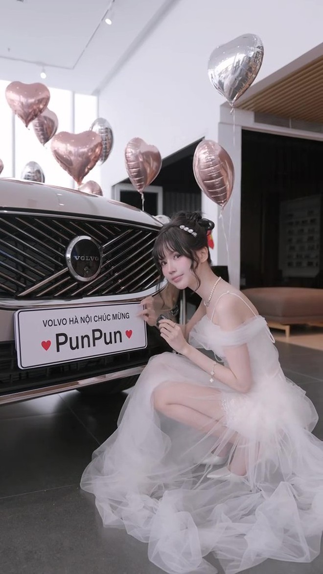 Được bố mẹ tặng ô tô hơn 2 tỷ vì đạt 2 triệu follower, cô gái Hà Nội chi thêm 14 triệu mua hoa tươi decor lễ nhận xe- Ảnh 1. Được bố mẹ tặng ô tô hơn 2 tỷ vì đạt 2 triệu follower, cô gái Hà Nội chi thêm 14 triệu mua hoa tươi decor lễ nhận xe- Ảnh 1.