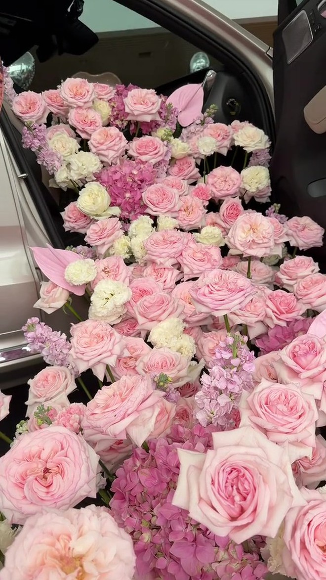 Được bố mẹ tặng ô tô hơn 2 tỷ vì đạt 2 triệu follower, cô gái Hà Nội chi thêm 14 triệu mua hoa tươi decor lễ nhận xe- Ảnh 3. Được bố mẹ tặng ô tô hơn 2 tỷ vì đạt 2 triệu follower, cô gái Hà Nội chi thêm 14 triệu mua hoa tươi decor lễ nhận xe- Ảnh 3.