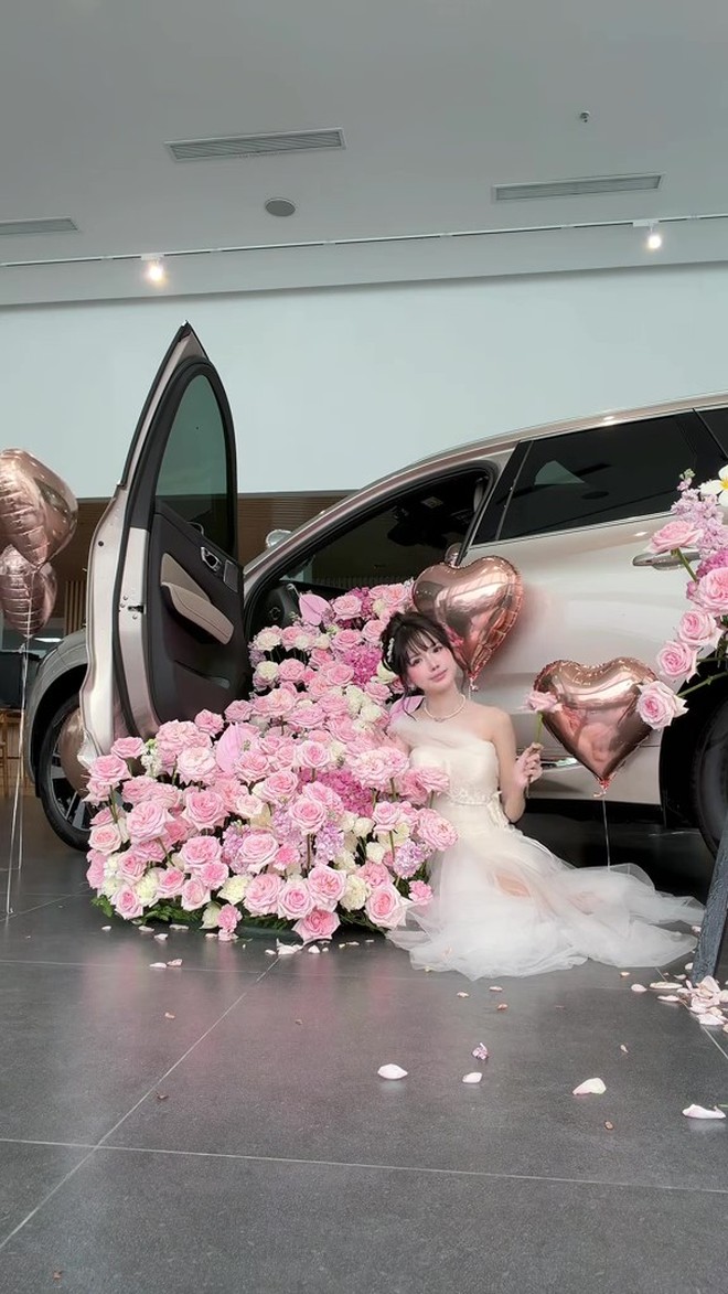 Được bố mẹ tặng ô tô hơn 2 tỷ vì đạt 2 triệu follower, cô gái Hà Nội chi thêm 14 triệu mua hoa tươi decor lễ nhận xe- Ảnh 6. Được bố mẹ tặng ô tô hơn 2 tỷ vì đạt 2 triệu follower, cô gái Hà Nội chi thêm 14 triệu mua hoa tươi decor lễ nhận xe- Ảnh 6.