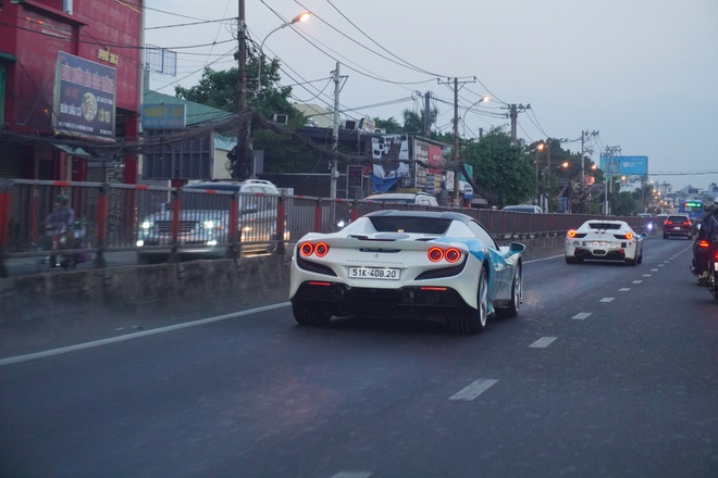 Dàn xe của ông Đặng Lê Nguyên Vũ rời trung tâm TP.HCM, bắt đầu hành trình xuyên Việt hàng nghìn km- Ảnh 4. Dàn xe của ông Đặng Lê Nguyên Vũ rời trung tâm TP.HCM, bắt đầu hành trình xuyên Việt hàng nghìn km- Ảnh 4.