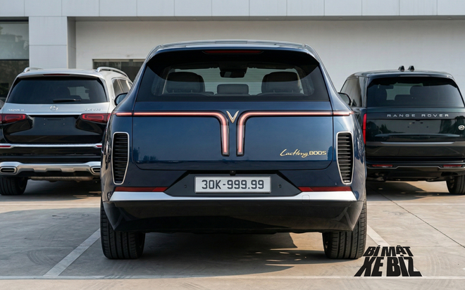 Bộ đ&ocirc;i xe si&ecirc;u sang Lạc Hồng lăn b&aacute;nh tr&ecirc;n phố thế n&agrave;o, đứng cạnh Maybach ra sao - Bộ ảnh v&agrave; clip n&agrave;y sẽ gi&uacute;p bạn trả lời c&acirc;u hỏi đ&oacute;- Ảnh 9.