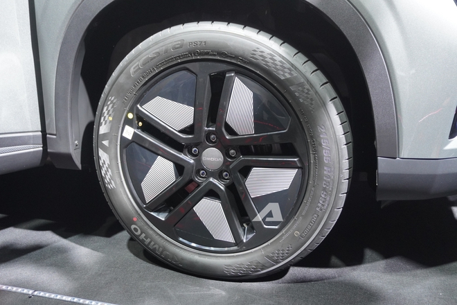 Omoda C5 SHS ra mắt Việt Nam: Gi&aacute; khởi điểm 599 triệu đồng, trang bị AI, sạc v&agrave; đổ đầy xăng đi hơn 1.000km, phả hơi n&oacute;ng v&agrave;o Toyota Corolla Cross- Ảnh 7.