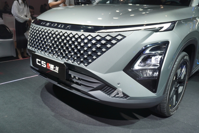 Omoda C5 SHS ra mắt Việt Nam: Gi&aacute; khởi điểm 599 triệu đồng, trang bị AI, sạc v&agrave; đổ đầy xăng đi hơn 1.000km, phả hơi n&oacute;ng v&agrave;o Toyota Corolla Cross- Ảnh 6.